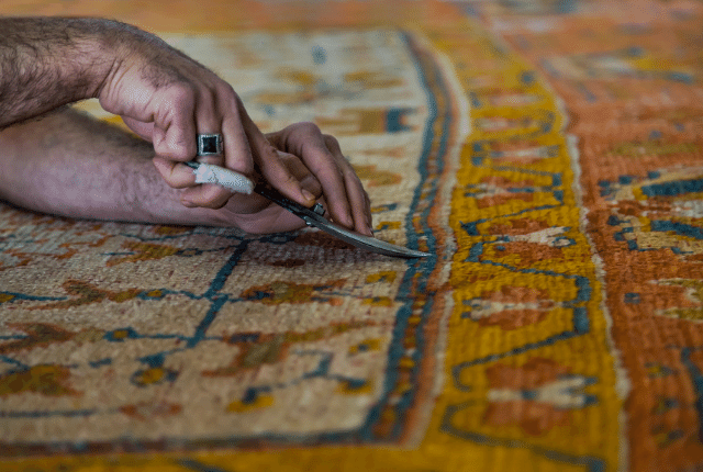 איש מבצע תיקון שטיחים